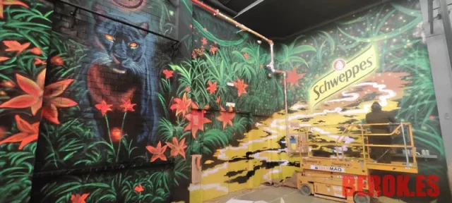 grafitero profesional muralista pantera negra Decoración mural discoteca Zaragoza