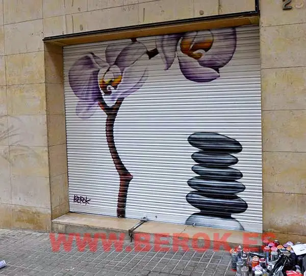 Persiana pintada con mural de orquídea en Barcelona