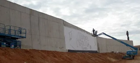 Grafiteros pintando mural gigante en Terra Natura Murcia con grúa elevadora arte urbano Espinardo