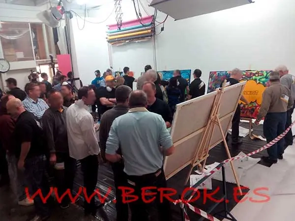 Personas pintando juntas en una actividad team building de graffiti en Barcelona