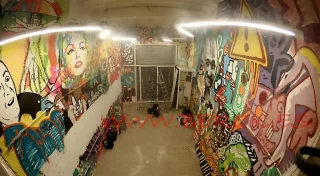 Graffiti mural colorido con personajes y estilo pop art en peluquería urbana.