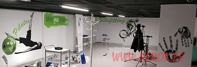 Mural deportivo en clínica de fisioterapia de Mollet del Vallés con pilates, ciclismo y manos artísticas