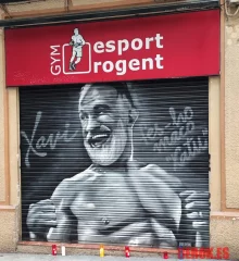 Graffiti deportivo con imagen de Xavi Moya en gimnasio del Clot.