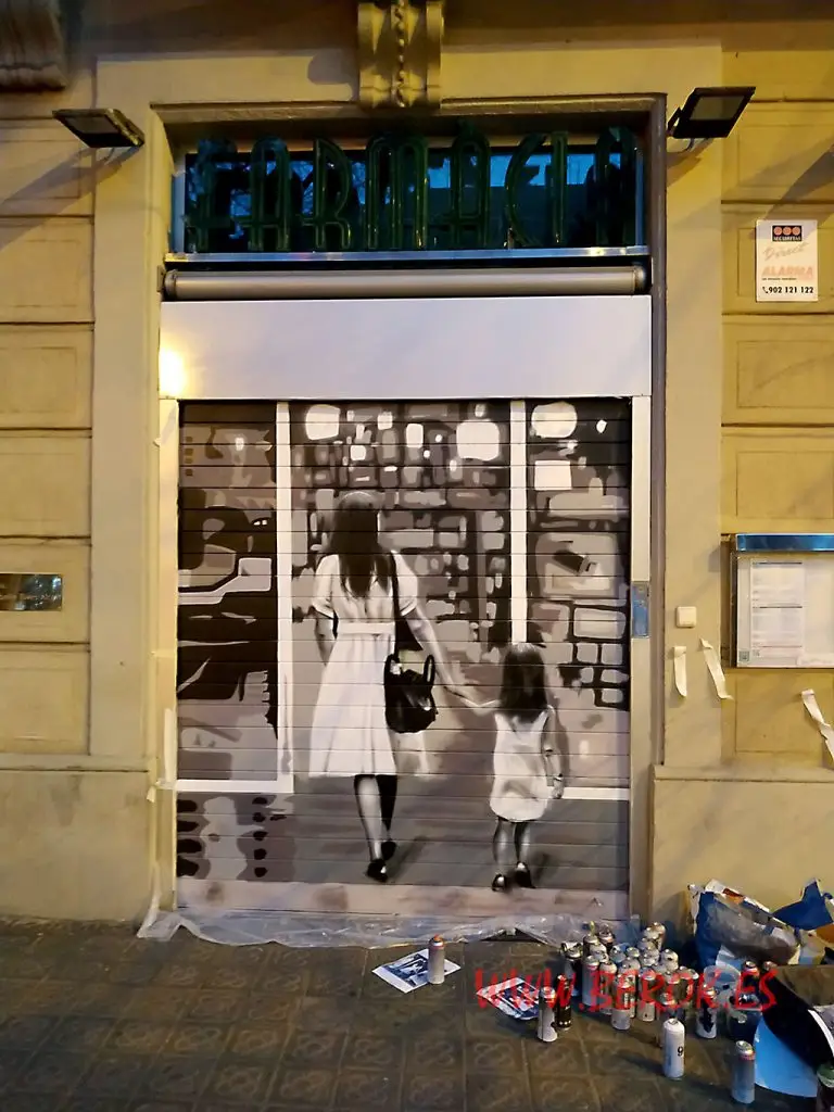 Graffiti en persiana de farmacia con diseño hiperrealista de madre e hija