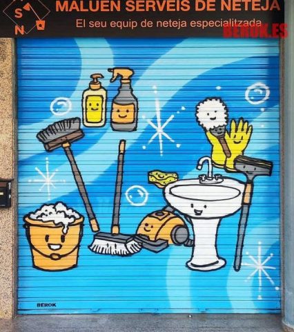 Graffiti kawaii con productos de limpieza sonrientes en persiana azul en Martorell.