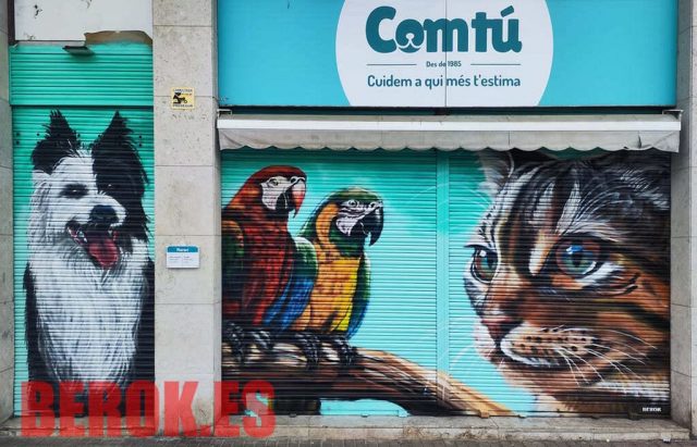 Fachada graffiti Comtu con animales realistas en persianas Graffiti tienda Comtu con gato atigrado loros guacamayos y perro border collie en fachada