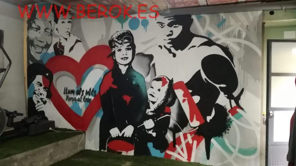 Mural de graffiti profesional con retratos en blanco y negro, corazones rojos y detalles urbanos en gimnasio.