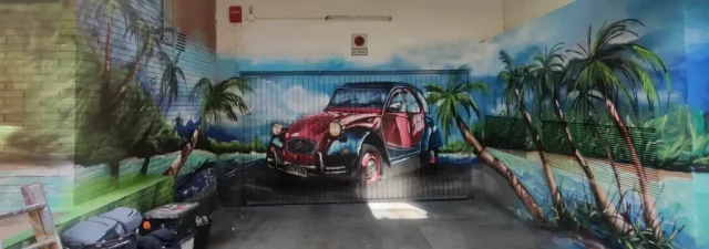 Grafiti en puerta de garaje con Citroën 2CV y paisaje tropical Grafiti para puerta de garaje con Citroën 2CV, paisaje tropical y murales decorativos pintados por grafitero profesional
