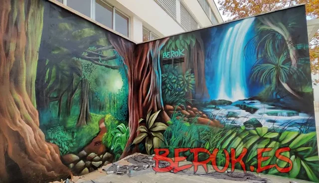Pintura mural de paisaje selvático con cascada y vegetación en pared exterior