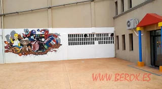 Graffitis de Vilafranca con Homer Simpson, E.T., Spider-Man, Mr. Blobby y robot