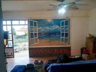 Mural trampantojo de ventana abierta con vistas a la playa