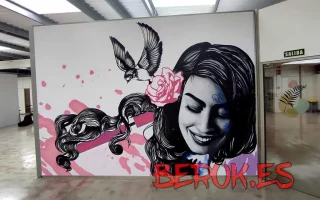 Pintura mural artística en blanco y negro con retrato femenino, pájaro y rosa para oficina moderna.