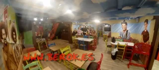 mural artístico en restaurante mexicano con retratos y ambiente temático