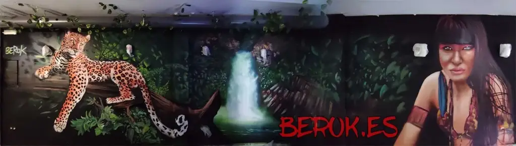 Mural artístico en asociación cannábica con jaguar sobre tronco, selva, cascada y retrato de mujer indígena pintado a mano