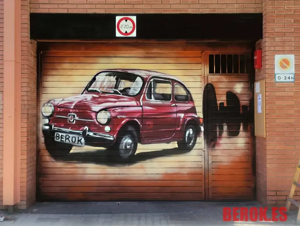 Graffiti de coche SEAT 600 rojo en puerta de garaje con fondo marrón