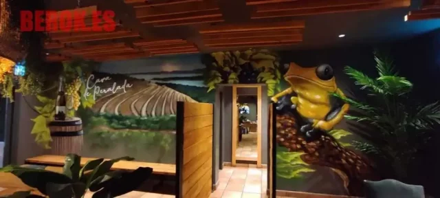 mural artístico de viñedos y rana amarilla en restaurante Croak's Peralada