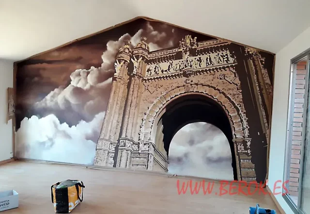 Mural artístico arco del triunfo en salón mural interior salón con arco del triunfo de Barcelona pintado en tonos sepia y nubes