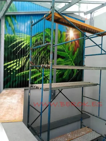 Graffiti de selva tropical en proceso con andamio