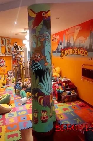 Graffiti infantil selva en columna interior casa graffiti infantil en columna interior con mono, loro y animales de la selva en colores vivos