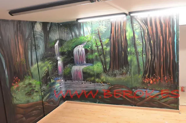Mural de selva tropical para asociación de cannabis