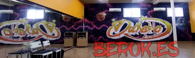 Graffiti mural interior con logo Daisho Dance Studio, planetas y rayos eléctricos.