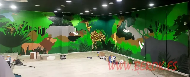 Mural infantil de selva con animales en sala de juegos
