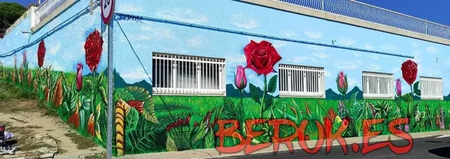 mural exterior en fachada con rosas rojas gigantes y paisaje verde natural