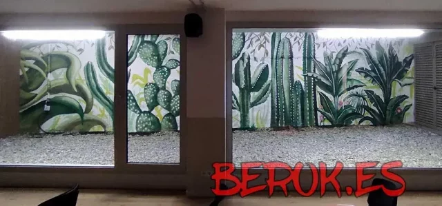 Mural de cactus y plantas tropicales en patio