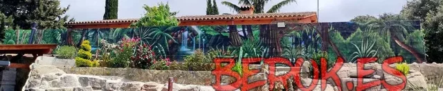 Mural realista de selva tropical en pared exterior
