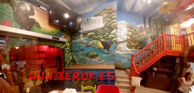 Mural tropical con cascadas y aves exóticas