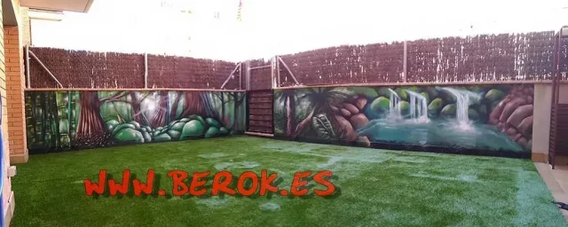 Mural exterior con cascada y paisaje de selva