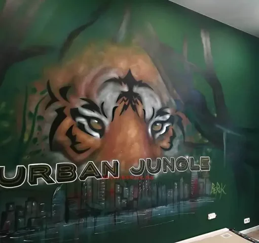 Graffiti de tigre con skyline y temática jungla urbana