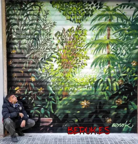 Graffiti de vegetación tropical en persiana de Barcelona