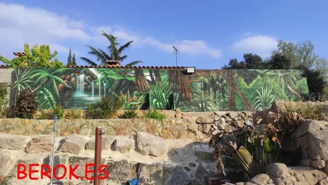 Mural exterior de selva tropical en terraza