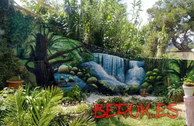 Mural 3D de cascada y selva en fachada rugosa