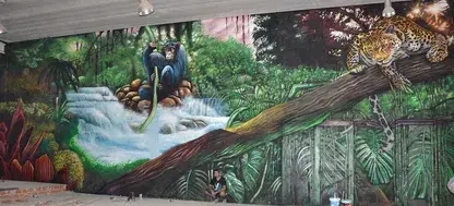Mural de gran tamaño con selva y fauna salvaje