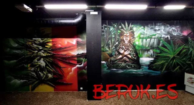 Mural interior Buda y marihuana en asociación cannabis mural graffiti interior con buda rodeado de hojas de marihuana verdes, cascada y ambiente espiritual en asociación cannabis