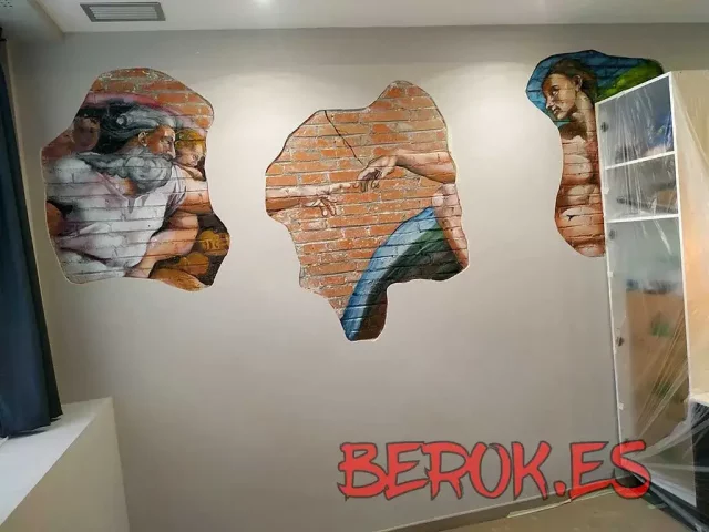 Mural interior Creación de Adán estilo artístico Pintura mural interior inspirada en La Creación de Adán de Miguel Ángel con efecto pared rota.