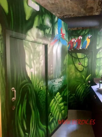 Mural interior de selva tropical con cascada