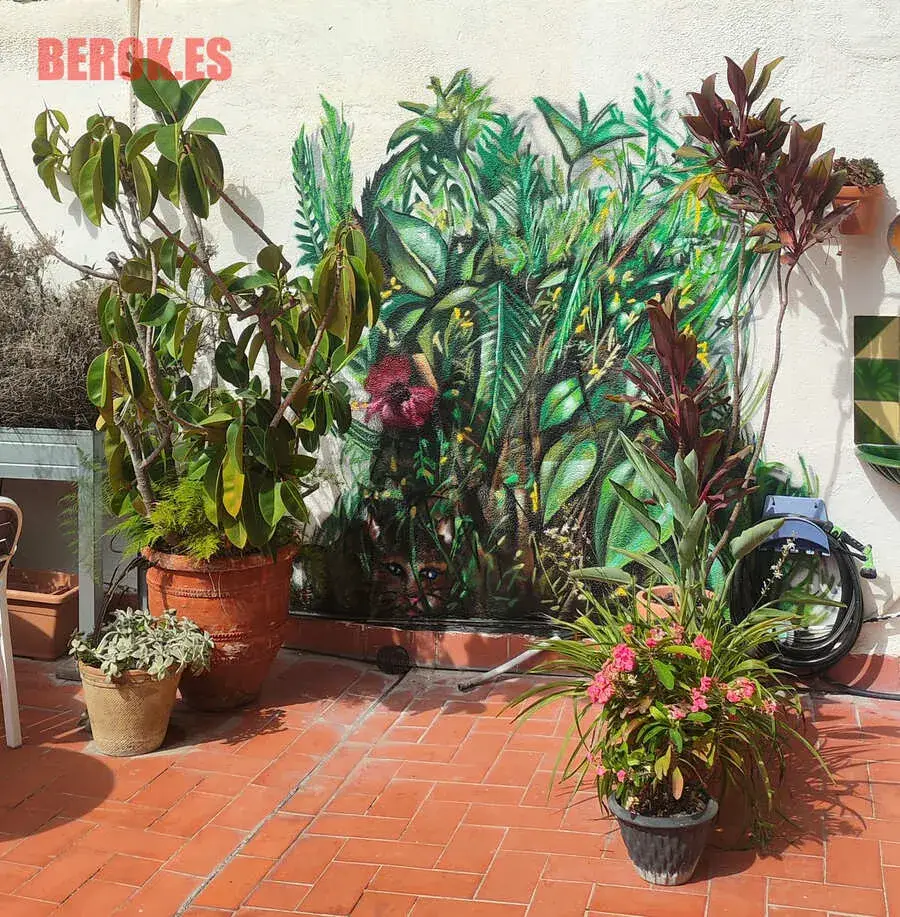 Mural realista de plantas y flores en patio