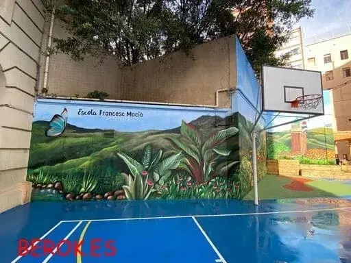Mural artístico de vegetación en patio escolar Escola Francesc Macià