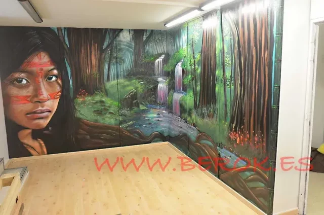 Mural de mujer indígena y paisaje selvático