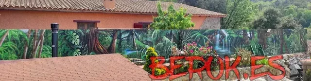 Mural de selva tropical en fachada de casa