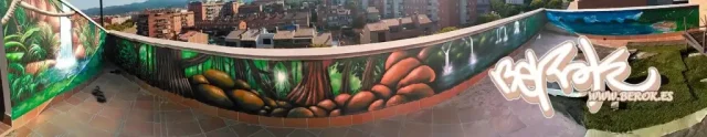 Mural panorámico de selva tropical en patio