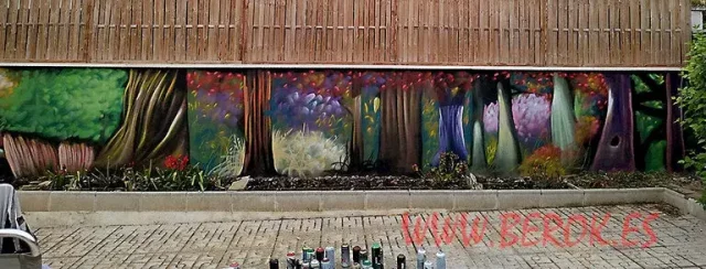 Mural exterior de vegetación con colores surrealistas