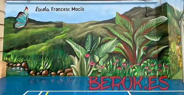 Mural de plantas y mariposa en escuela Francesc Macià