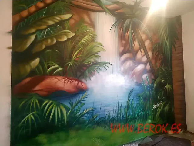 Mural interior con cascada y paisaje selvático