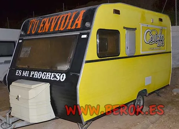 Caravana de comida peruana pintada con graffiti