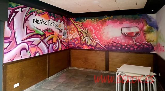 Graffiti mural artístico en vinoteca con uvas y copa de vino