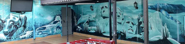 Mural artístico submarino con toro, coche y monumentos de Nueva York bajo el mar